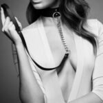 Juodas karoliai su dirželiu, unikalus veganų dizainas